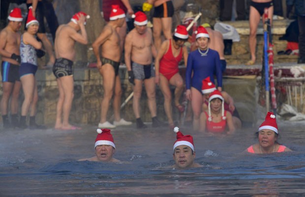 Banho 'natalino' em lago congelado ocorreu em Shenyang, na provncia chinesa de Liaoning (Foto: Stringer/Reuters)