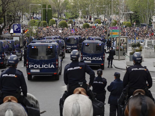 Policiais e moradores entram em confronto em Madri após manifestação anti-governo nesta quinta-feira 925) na Espanha (Foto: AFP PHOTO / DANI POZO)