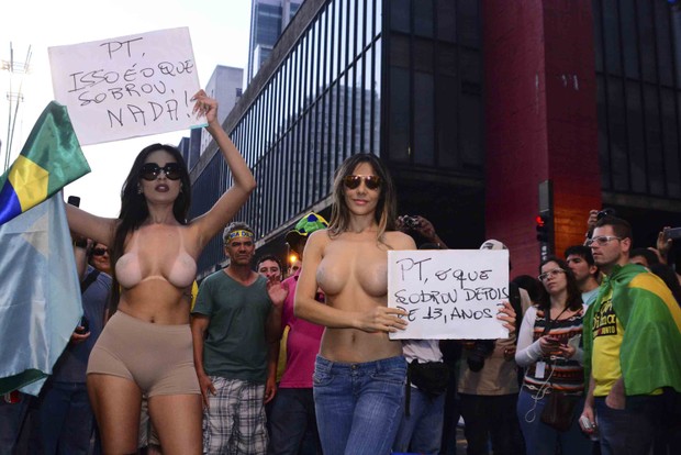 Jennifer Pamplona e Nina Moura protestam com topless na Av. Paulista, em SP, neste domingo, 12 (Foto: Leo Franco / AgNews)