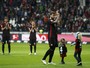 Após descobrir tumor, capitão do Eintracht faz gol contra em playoffs