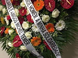 Coroa de flores enviada pelo presidente Michel Temer (Foto: Cláudio Brito/RBS TV)