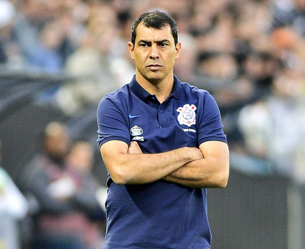 Carille presta atenção no clássico: vitória sobre rival não ilude técnico (Foto: Marcos Ribolli)