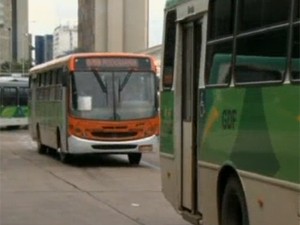 Modelo de ônibus adotado no DF não tem portas nos dois lados do veículo (Foto: Reprodução TV Globo)