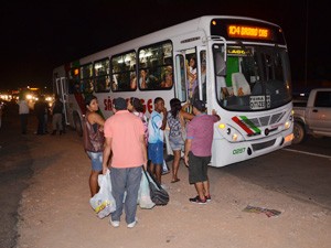 Passageiros tiveram que descer do ônibus para investigação da PM (Foto: Walter Paparazzo/G1)