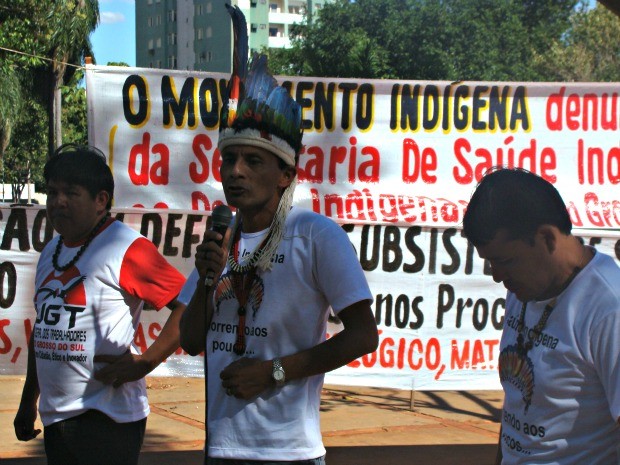 Protesto começou na Praça do Rádio Clube, em Campo Grande (Foto: Tatiane Queiroz/ G1 MS)