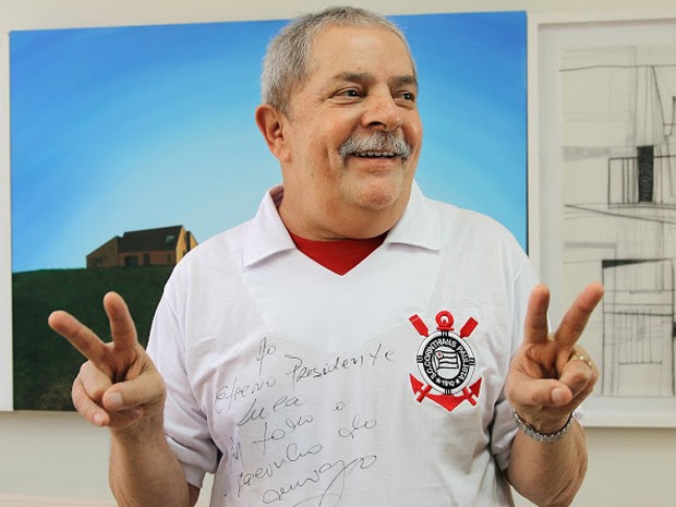 Lula recebe camisa do Corinthians de presente do ex-jogador Rivelino (Foto: Ricardo Stuckert/Instituto Lula)