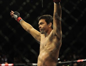 Lyoto comemora vitória no UFC Barueri (Foto: Marcos Ribolli)