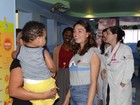 Isis Valverde visita crianças internadas em hospital do Rio
