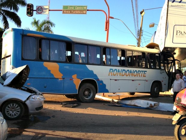 Na manhã desta quinta-feira (13), um ônibus e um carro colidiram no cruzamento entre a Avenida Jorge Teixeira e a Rua Almirante Barroso. O ônibus bateu no semáfora da via que acabou desligado. O trânsito no local está lento. O motorista do carro foi atendimento pelo Serviço de Atendimento Móvel de Urgência (Samu). (Foto: Larissa Matarésio/G1)