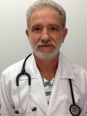 'Sou o avô da turma', diz ex-engraxate que vai para 2º ano de medicina, em Rio Verde, goiás (Foto: Arquivo pessoal)