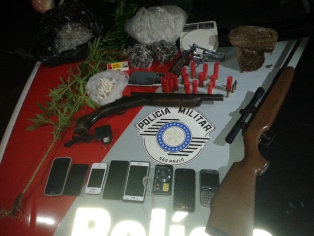 PM apreendeu armas e drogas com grupo (Foto: Divulgação/Polícia Militar)