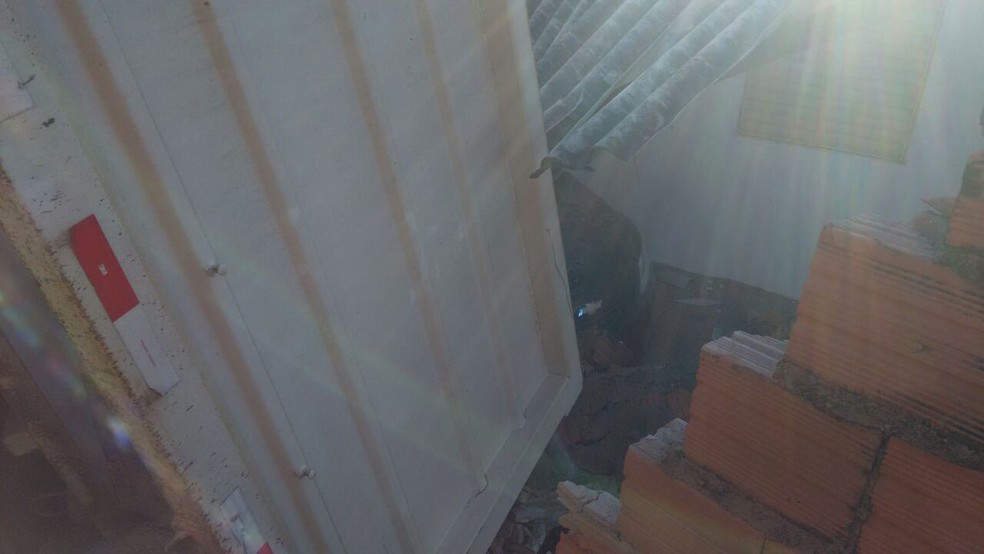 Dois moradores estavam dentro da casa  (Foto: Matheus Percinoto Silva/Cedida)