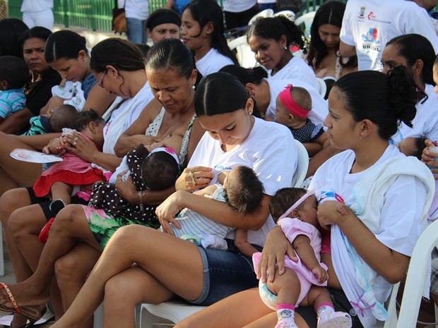 Mães participam de &#39;mamaço&#39; em Parque da Zona Leste de Teresina (Foto: Gil Oliveira/ G1)