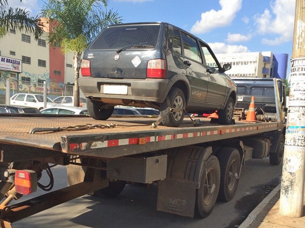 Carro apreendido com R$ 66 mil em débitos no DF (Foto: Detran/Divulgação)