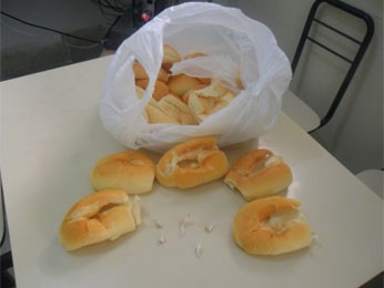 Crack estava dentro dos pães, em Carpina (Foto: Divulgação / Polícia Militar)