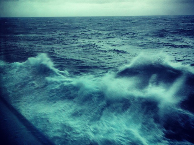 Passageiro registrou mar agitado no momento em que tempestade atingiu a embarcação (Foto: Arquivo Pessoal / Leonardo Pacelli Legario)