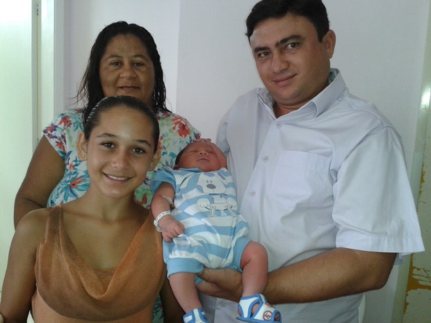 Sheila e Luiz Marcelo posam com o grande Luiz Gustavo e Letícia, filha dela (à frente) (Foto: Ynaiê Botelho/G1)