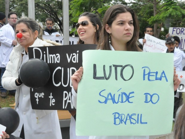 Médicos e estudantes de medicina fazem protesto em Campo Grande (Foto: Gabriela Pavão/ G1 MS)