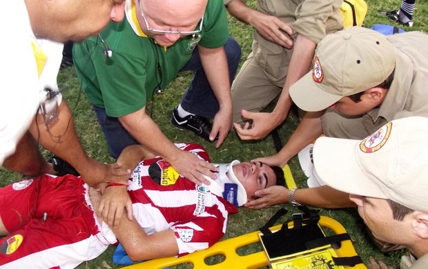 Jogador do Esporte de Patos machucado (Foto: Phelipe Caldas)