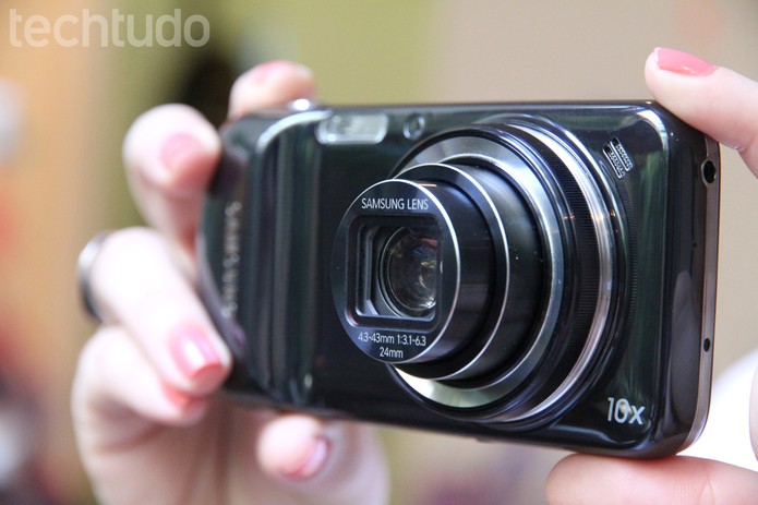 Samsung Galaxy S4 Zoom é um híbrido de smartphone com câmera (Foto: Luciana Maline/TechTudo) Samsung Galaxy S4 Zoom é um híbrido de smartphone com câmera (Foto: Luciana Maline/TechTudo)