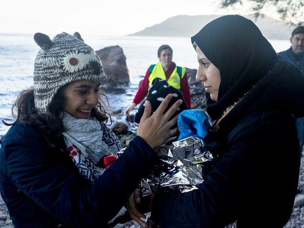 Gabriela ajudava a receber os barcos com refugiados em Lesbos (Foto: Arquivo pessoal/Gabriela Shapazian)