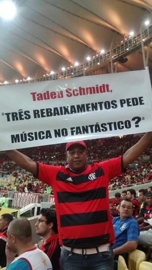 Torcedor do Flamengo leva cartaz debochando do Vasco (Foto: Reprodução internet)