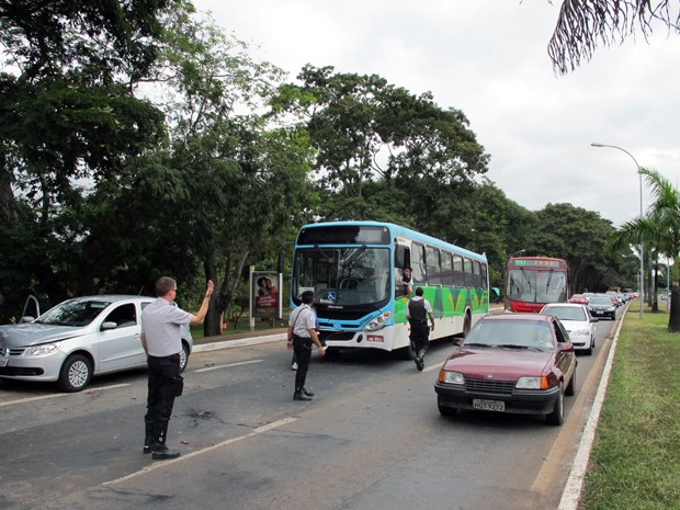 Agentes da polícia controlam tráfego no eixinho L após colisão entre dois ônibus e um carro de passeio (Foto: G1) Agentes da polícia controlam tráfego no eixinho L após colisão entre dois ônibus e um carro de passeio (Foto: G1)