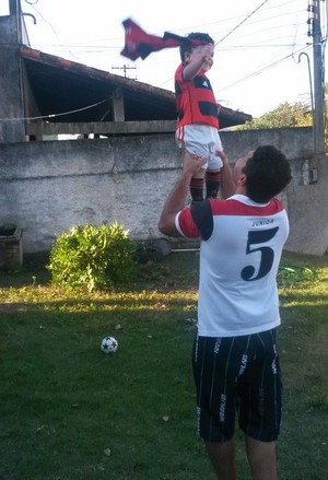 Juan, torcedor mirim do Flaamengo, e o pai (Foto: Gustavo Garcia)