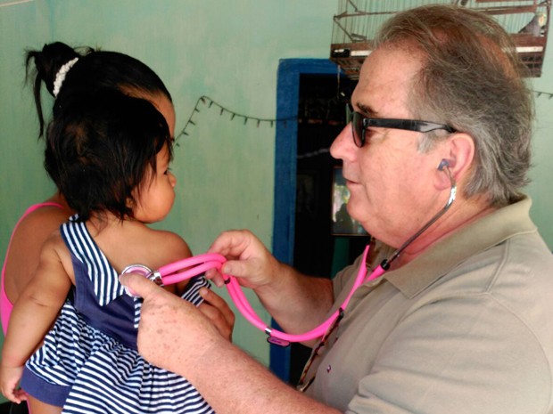 Médico espanhol Rafael de Quinta Frutos realiza atendimento em aldeia indígena de Baía da Traição, no Litoral Norte da Paraíba (Foto: Rafael de Quinta Frutos/Arquivo pessoal)
