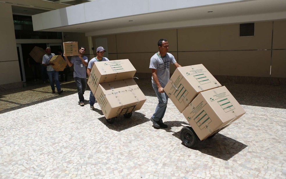 Auditores da Receita do DF apreendem mercadorias com tributação irregular, em imagem de arquivo (Foto: Dênio Simões/GDF/Divulgação)