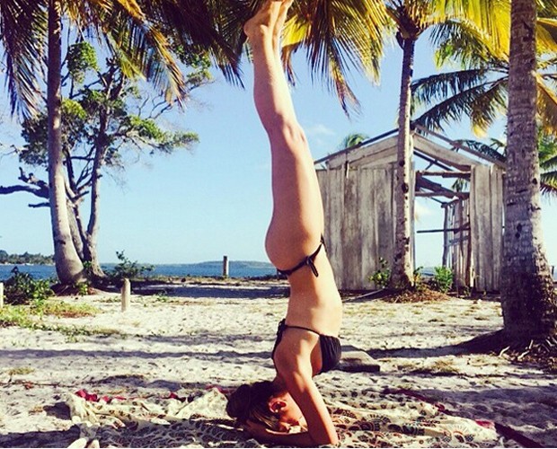 Giovanna Lancellotti fazendo posição de meditação em praia na Bahia (Foto: Arquivo Pessoal)