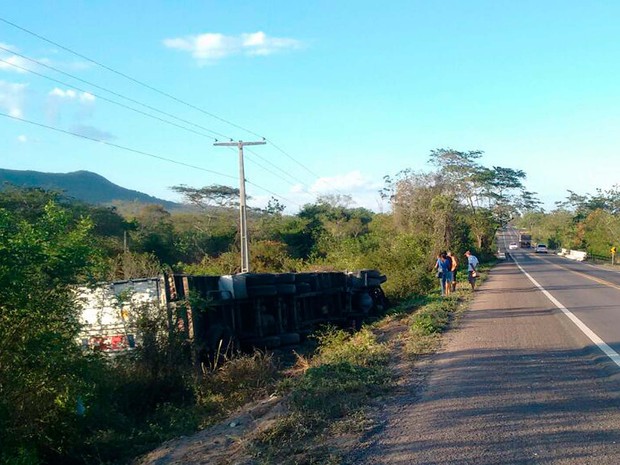 Motorista conseguiu sair ileso após carreta que dirigia capotar na Bahia (Foto: Henrique Morgado/Arquivo Pessoal) Motorista conseguiu sair ileso após carreta que dirigia capotar na Bahia (Foto: Henrique Morgado/Arquivo Pessoal)