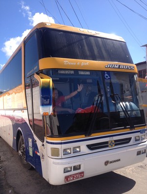Ônibus que levou o CRB do massagista Assis, partiu esta manhã rumo ao aeroporto (Foto: Henrique Pereira/ Globoesporte.com)