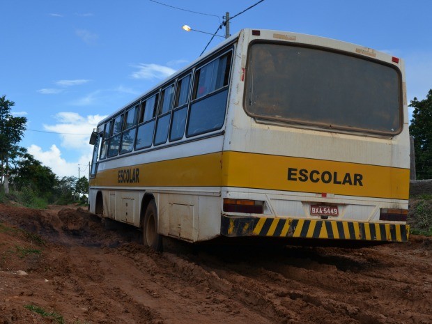 Na zona rural de Chapada dos Guimarães existem aproximadamente 35 linhas de transporte escolar; Algumas se encontram em péssimas condições