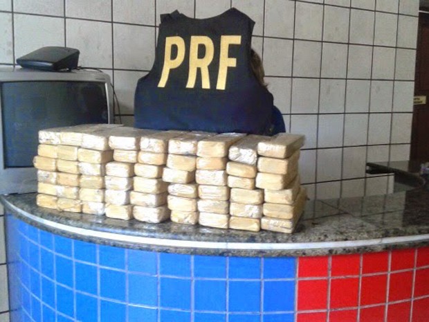 50kg de maconha estava escondida em veículo (Foto: Reprodução/ PRF) 50kg de maconha estava escondida em veículo (Foto: Reprodução/ PRF)