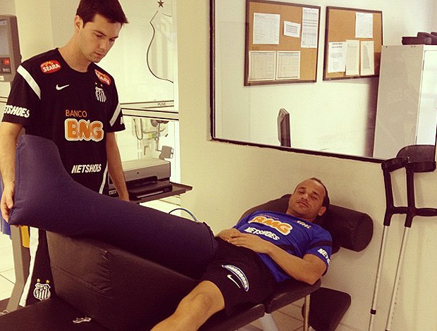 Léo no tratamento médico no Santos (Foto: Fábio Maradei / Santos Oficial)