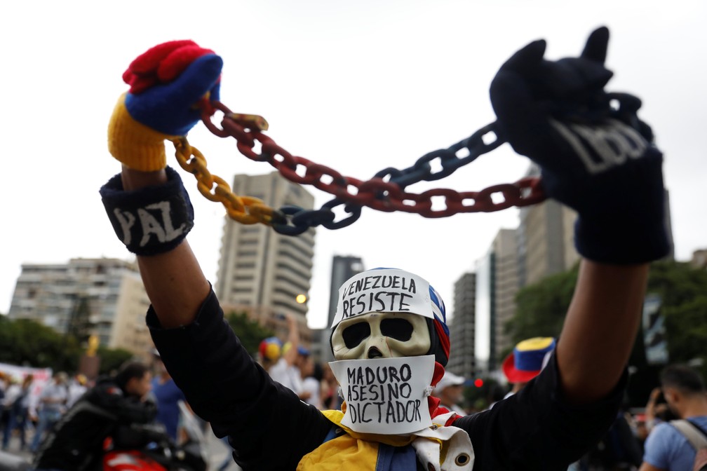 Manifestante em protesto contra o governo em Caracas, nesta segunda (1º) (Foto: Carlos Garcia Rawlins/Reuters)