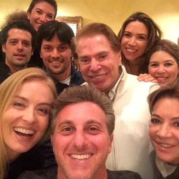 Luciano Huck, Angélica e Silvio Santos com a família (Foto: Reprodução/Instagram)