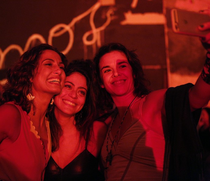 Camila Pitanga e amiga posam com Carol Castro, que se emocionou ao ver o primeiro capítulo da novela (Foto: Inacio Moraes/ Gshow) Camila Pitanga e amiga posam com Carol Castro, que se emocionou ao ver o primeiro capítulo da novela (Foto: Inacio Moraes/ Gshow)