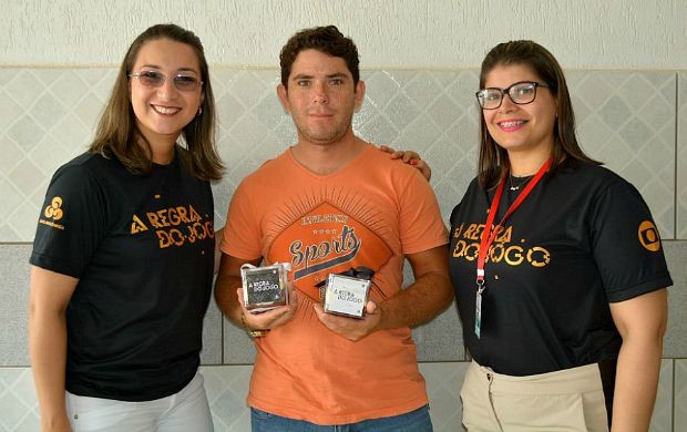 Clarice Freire e Lani Oliveira entregam brinde para Uiliam da agência Arte e Vídeo (Foto: Angelina Ayres Medeiros/Rede Amazônica)