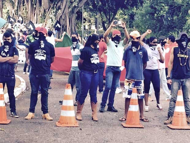 Manifestantes encapuzados protestam em frente à residência oficial de Eduardo Cunha, em Brasília (Foto: Divulgação/PMDF)