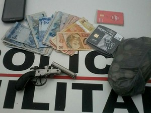 Material levado pelos assaltantes foi recuperado (Foto: Polícia Militar/Divulgação)