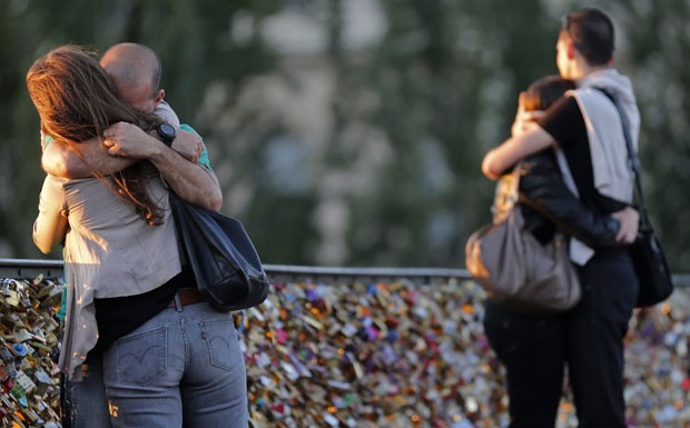 Tradição de anexar o cadeado na ponte tem feito amantes viajarem de todas as partes do mundo para a capital francesa (Foto: Christian Hartmann/Reuters)