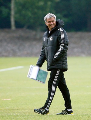 José Mourinho chelsea treino (Foto: Reuters)