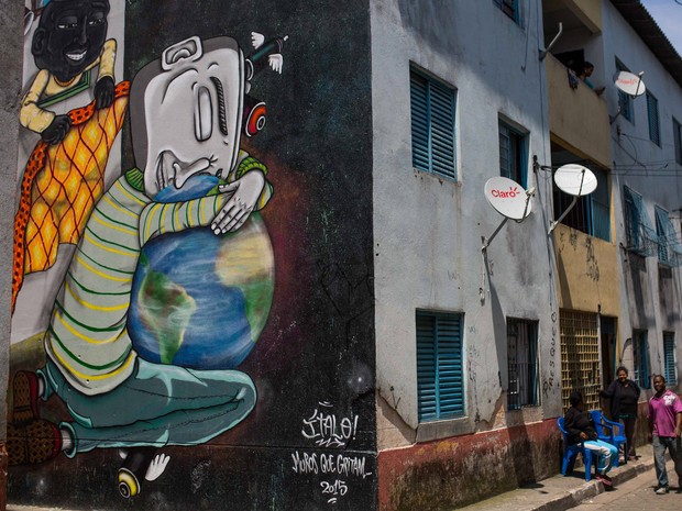 Grafiteiros do projeto Revivarte realizam trabalho de pintura grafite em 10 prédios da comunidade Água Branca no bairro da Barra Funda, Zona Oeste de São Paulo. O G1 foi ao local para ouvir moradores e artistas (Foto: Victor Moriyama/G1)