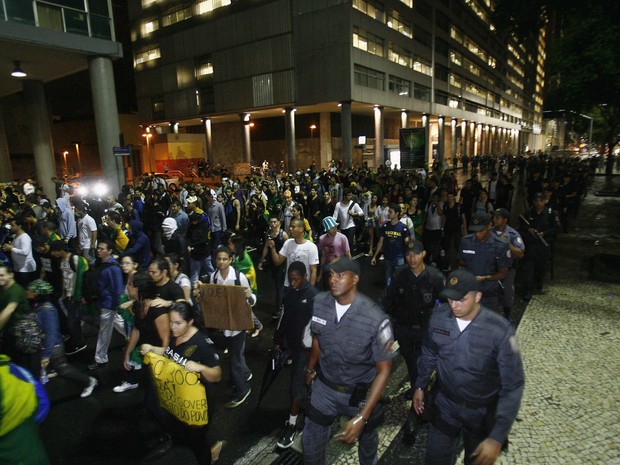 Manifestação de sgeunda-feira (1º) em direção à Central do Brasil (Foto: Alexandre Brum/ Agência O Dia/ Estadão Conteúdo) Manifestação de sgeunda-feira (1º) em direção à Central do Brasil (Foto: Alexandre Brum/ Agência O Dia/ Estadão Conteúdo)