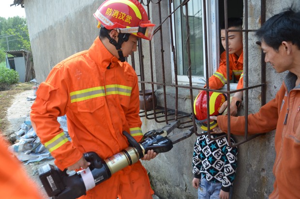 Menino foi resgatado após entalar cabeça em grade de janela na China (Foto: Reuters)