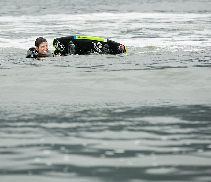 Paula Fernandes mandou bem na primeira aula de wakeboard (Foto: Inácio Moraes/Gshow)