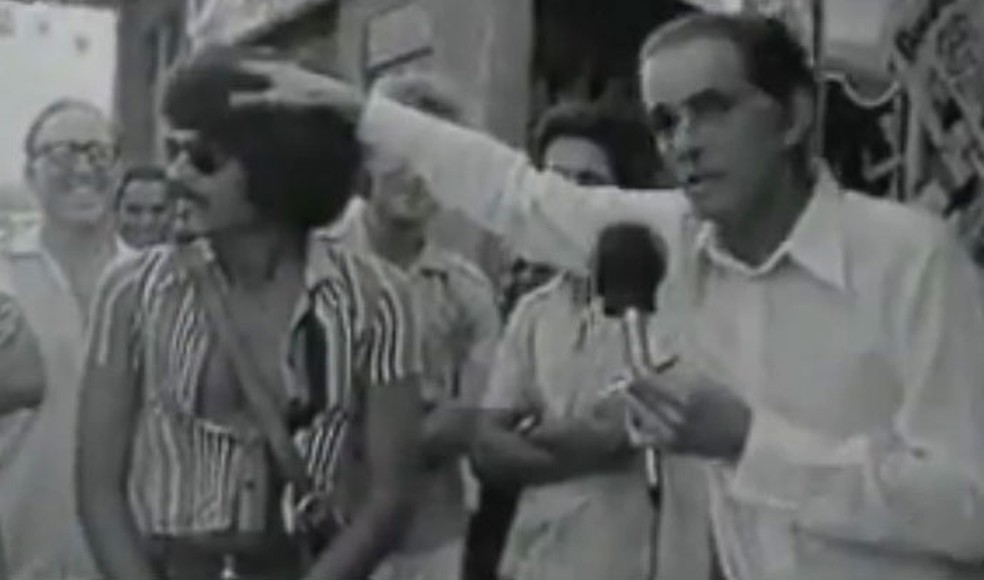 Sempre polêmico, João Saldanha mostrou na Tv teoria de que a cabeleira black power amorteceria a bola no cabeceio (Foto: Reprodução)