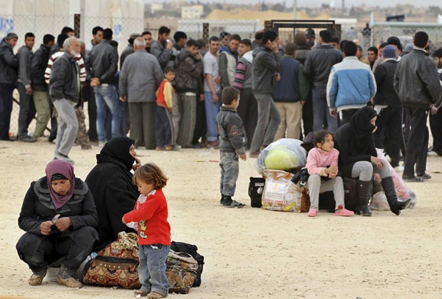 Refugiados sírios chegam a campo na Jordânia nesta sexta-feira (25) (Foto: Muhammad Hamed/Reuters)